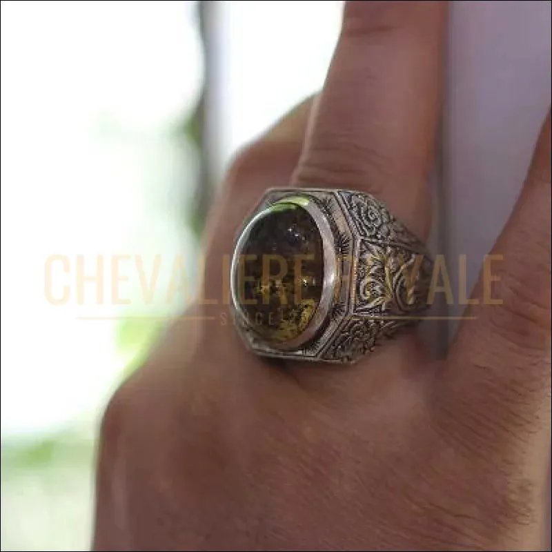 Chevalière homme argent pierre ambre baltique gravée à la main