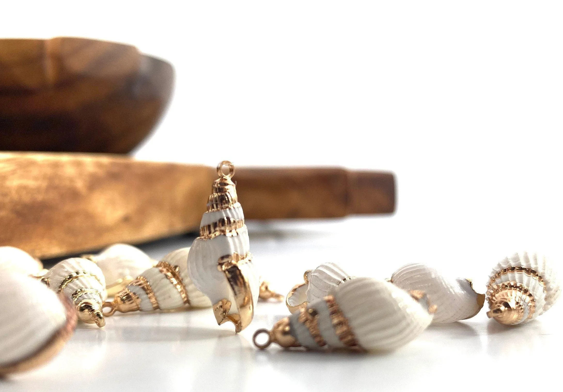 Natural White Shell Mother of Pearl Shell Pendants, Gold Plated On Zinc Alloy, Seashell, Sku#M355