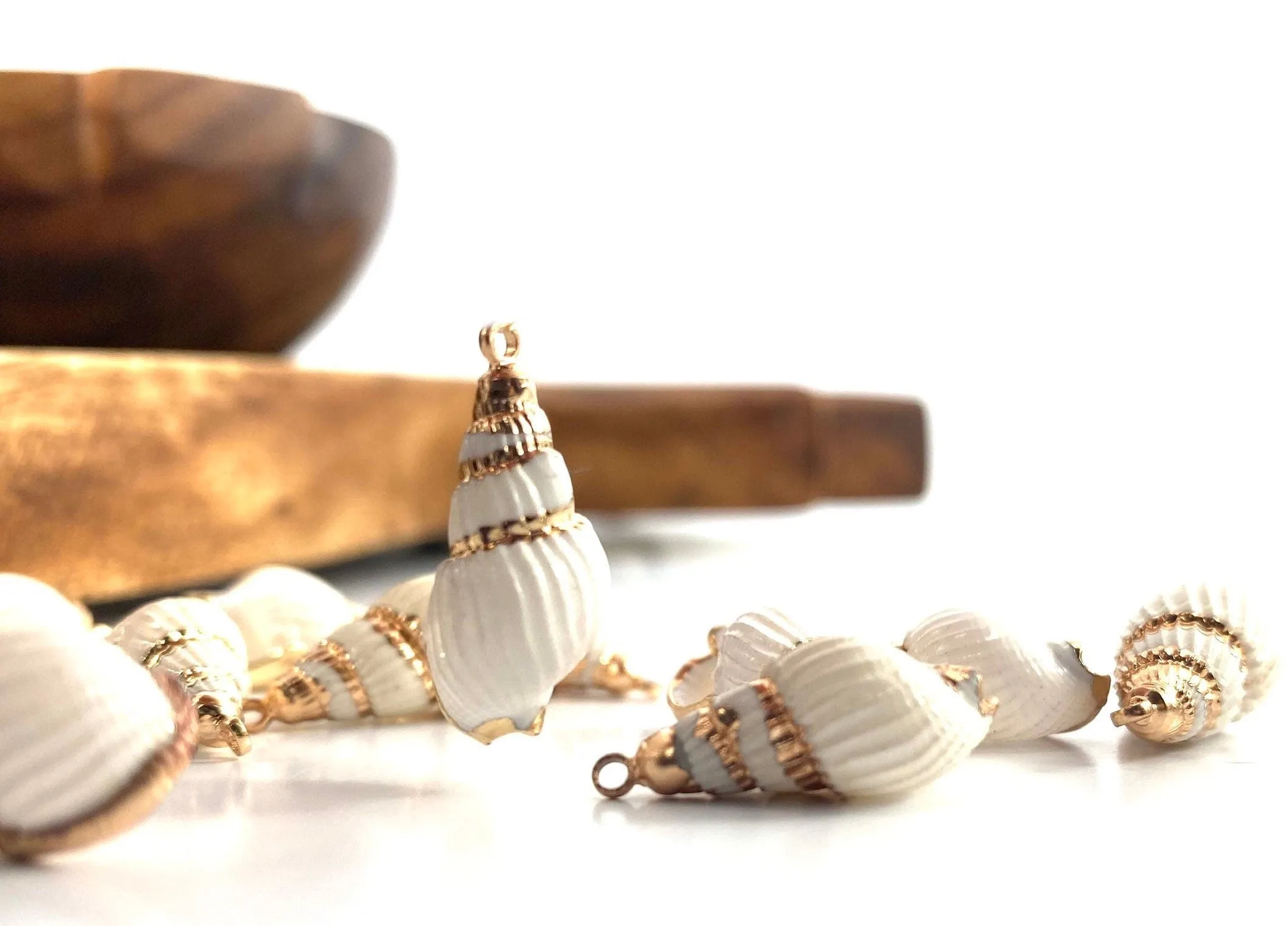 Natural White Shell Mother of Pearl Shell Pendants, Gold Plated On Zinc Alloy, Seashell, Sku#M355