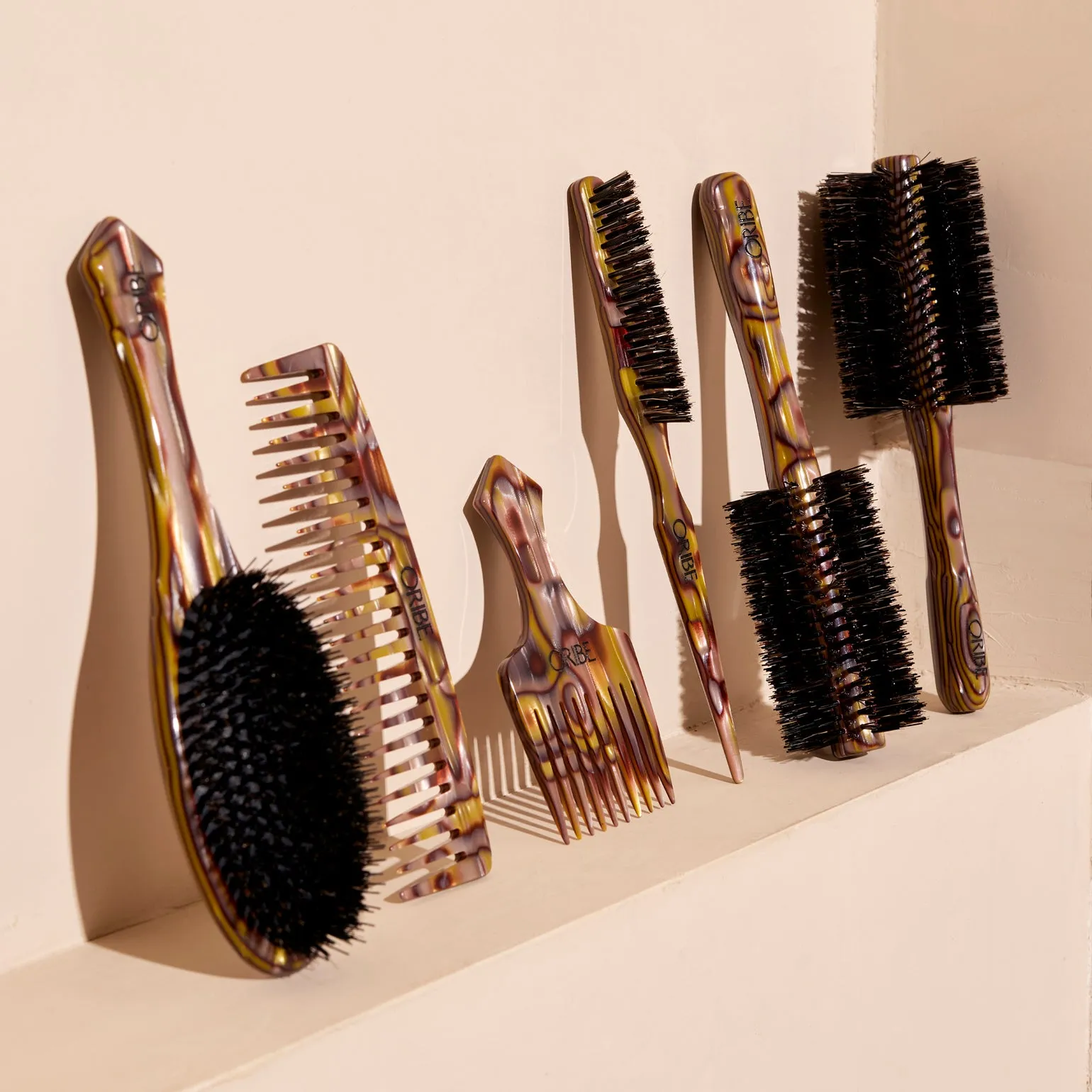 Oribe Italian Resin Teasing Brush