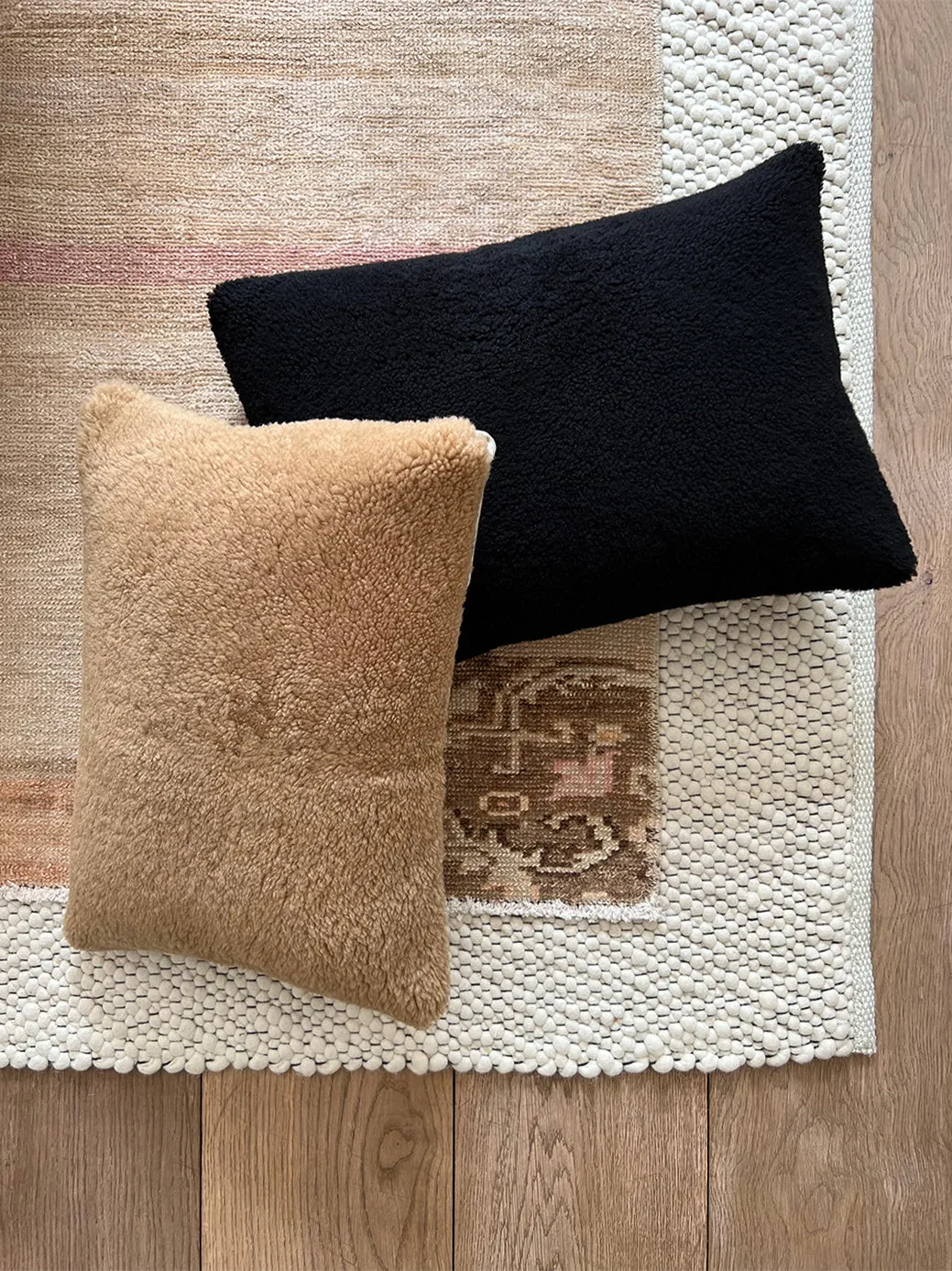 Shearling lumbar in camel